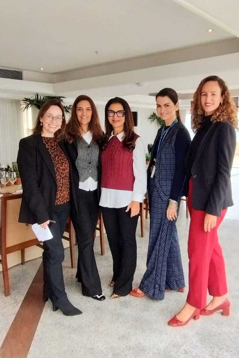 Na sequência: Theresa Jansen com Carolina Mescolin, diretora do JW Marriott; Sintia Gomes, gerente geral do Sheraton Rio; Marcela Grille, diretroa da rede Windsor; e Sophie Barbara, gerente geral do Santa Teresa MGallery