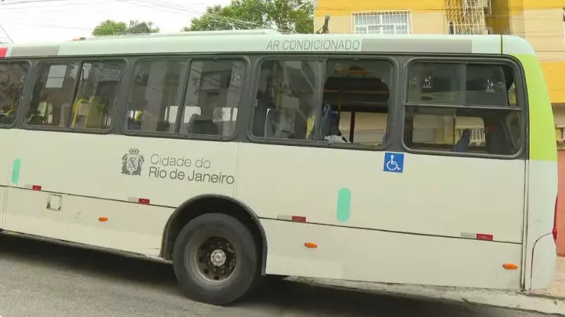 Passageira &eacute; baleada no pesco&ccedil;o dentro de &ocirc;nibus durante tiroteio no Rio