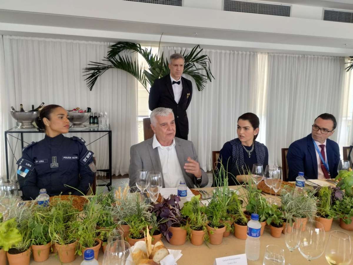 O anfitrião e presidente do Hotéis Rio, Alfredo Lopes, com a capitã Lira e Marcela Grille, diretora da Rede Windsor