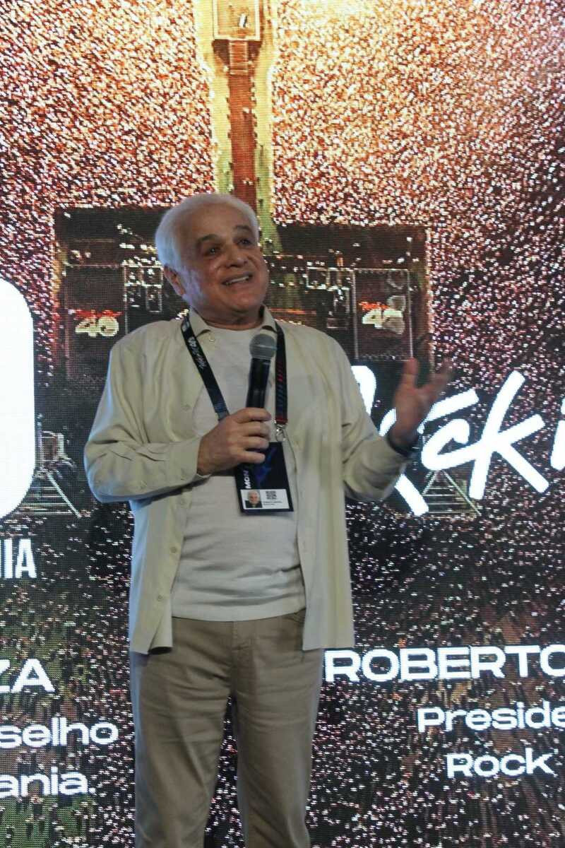 A presença de Roberto Medina, presidente e criador da Rock World, na coletiva de imprensa realizada nesta quinta-feira (13) para anunciar as novas ações do Rock in Rio reforçou a dimensão e a importância do movimento "Por Um Mundo Melhor", que acompanha a história do festival desde sua primeira edição. À frente de um dos maiores eventos de música do mundo, Medina fez questão de participar pessoalmente de um anúncio que vai muito além da programação artística, com a campanha "Um Mundo Melhor é um Mundo sem Fome", que pretende mobilizar o público para a doação de 2 milhões de pratos de comida. A iniciativa também reafirma uma marca da Rock World: a disposição de abraçar grandes causas e transformar a força de seus eventos em ferramentas de mobilização social, mantendo o propósito de usar a música, a cultura e o entretenimento para promover impacto positivo