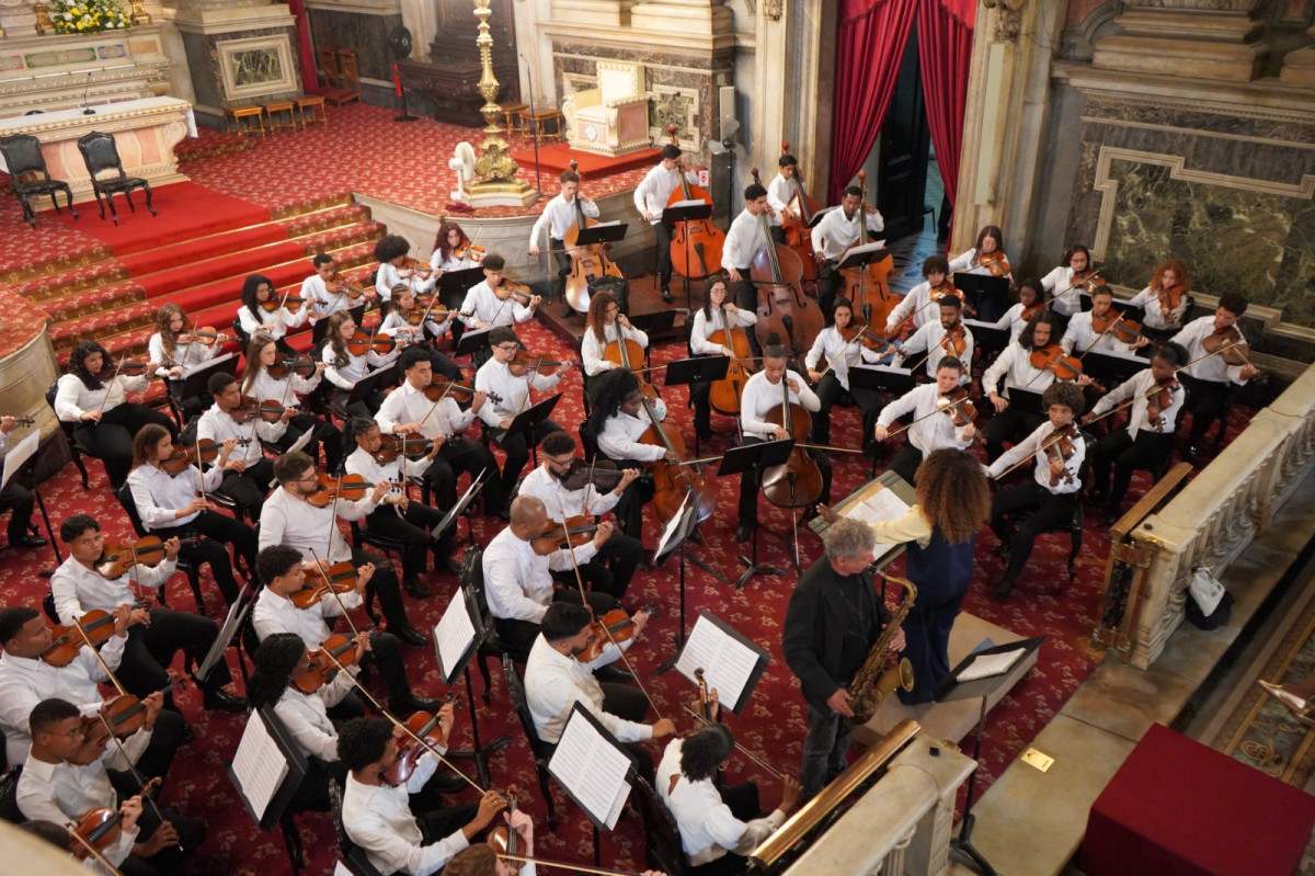 Jovens m&uacute;sicos se apresentam em concerto na Igreja da Candel&aacute;ria