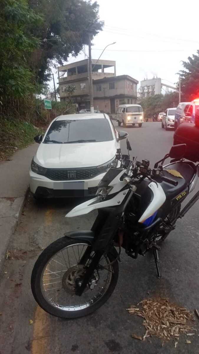 Suspeito &eacute; preso com carro furtado e sinais identificadores adulterados