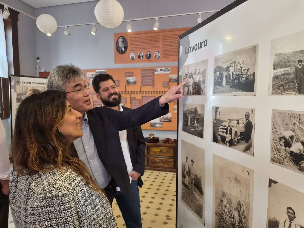 Takashi Manabe visita exposi&ccedil;&atilde;o