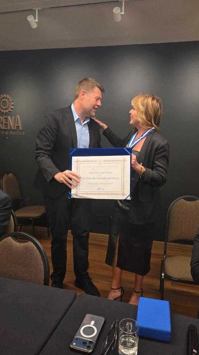 Delegada Patr&iacute;cia Alemany recebe Medalha Tiradentes