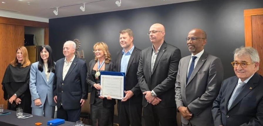 Mesa de honra foi formada pela delegada Gisele de Lima Pereira; Nilo Sérgio Félix, subsecretário de Estado de Turismo do RJ; a homenageada Patricia ao lado de Gustavo Tutuca; o ex-secretário da Polícia Civil do RJ, delegado Felipe Cury; o subsecretário da Polícia Civil, delegado Carlos Oliveira; e o advogado Thiers Montebello, ex-presidente do TCMRio