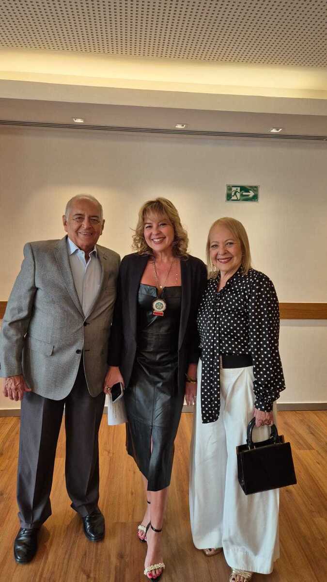 A delegada homenageada Patrícia Alemany ao lado de sua mãe Maria Leonor Alemany e o seu tio Eduardo Costa