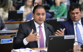 STF investiga senador por interfer&ecirc;ncia em inqu&eacute;rito sobre assassinato