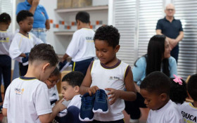 Prefeitura inicia entrega de 38 mil pares de t&ecirc;nis