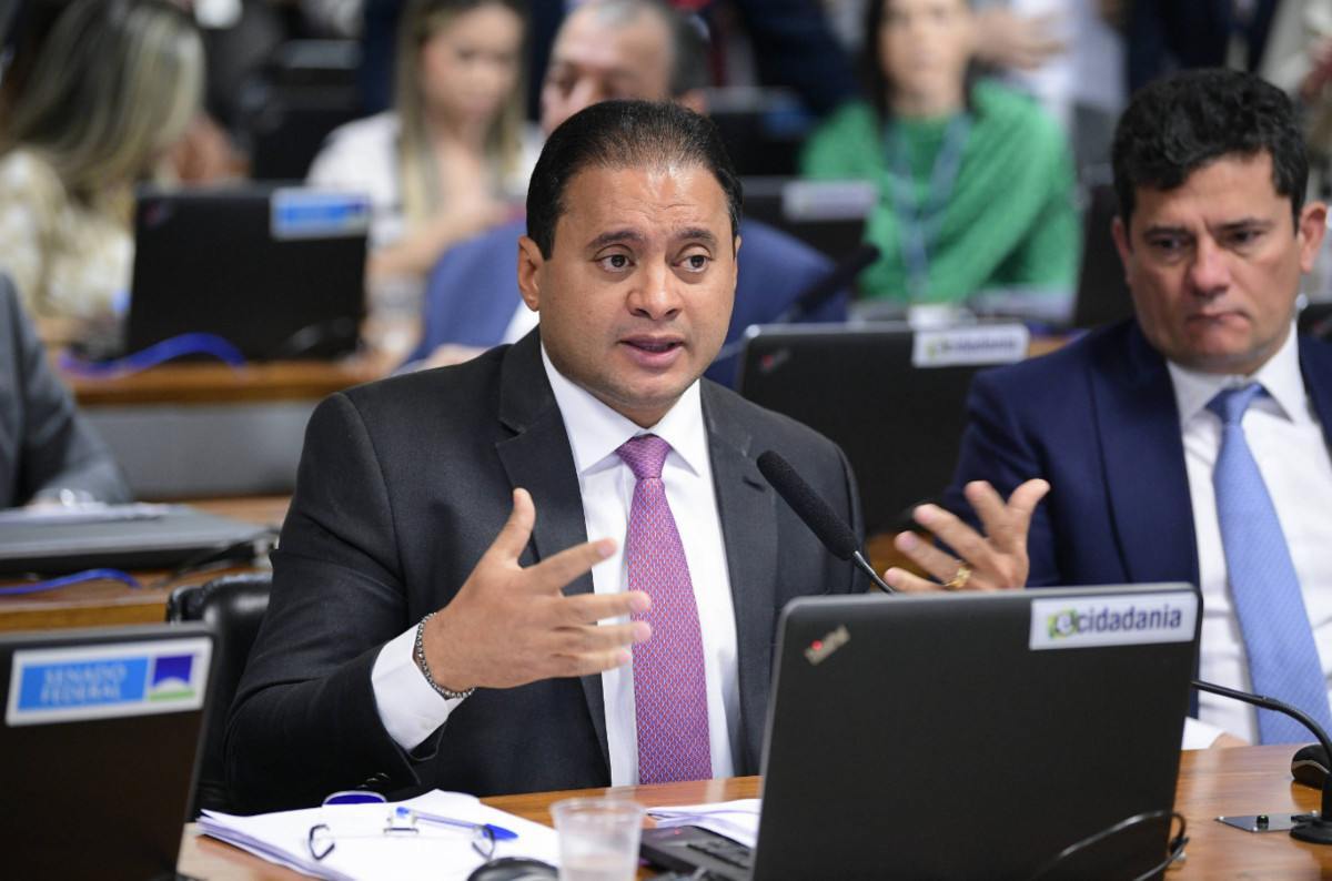 STF investiga senador por interfer&ecirc;ncia em inqu&eacute;rito sobre assassinato