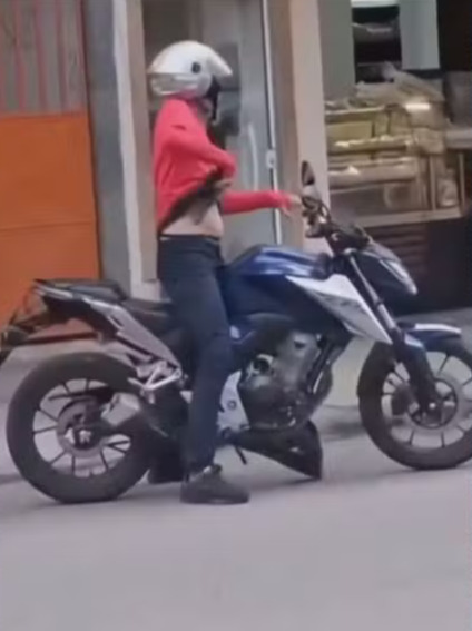 Assaltante tenta fugir, mas tem chave da moto roubada e acaba preso na Baixada Fluminense