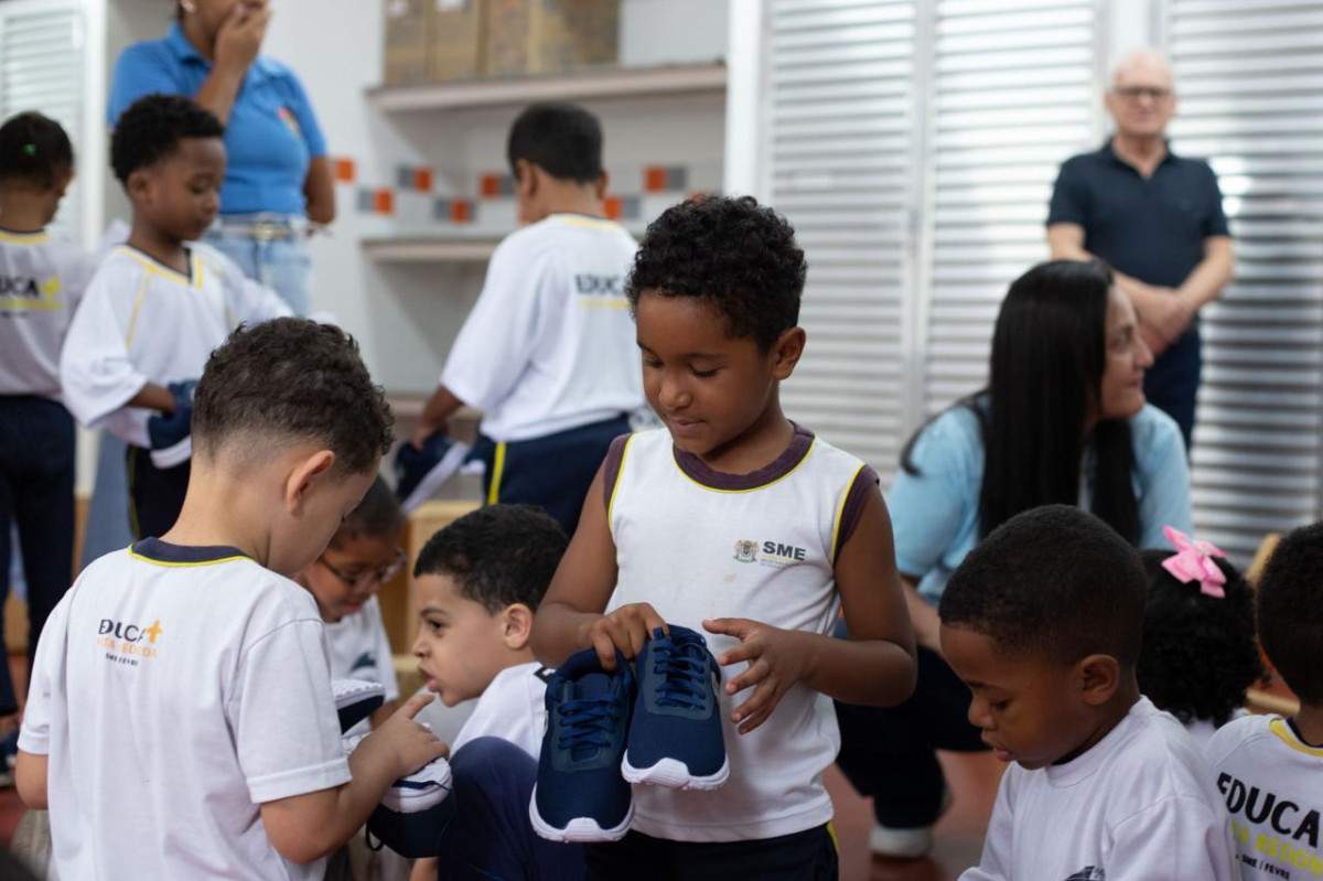 Prefeitura inicia entrega de 38 mil pares de t&ecirc;nis