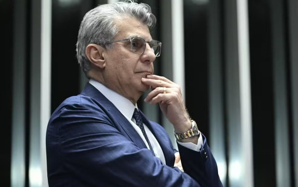 Fl&aacute;vio Dino suspende condena&ccedil;&atilde;o de Romero Juc&aacute; e libera candidatura