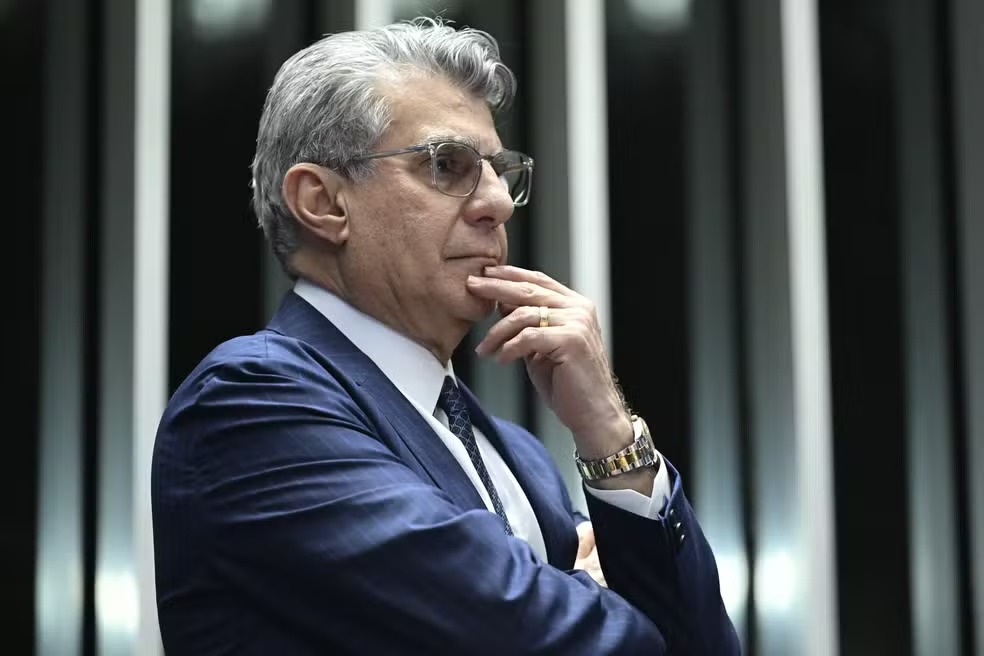 Fl&aacute;vio Dino suspende condena&ccedil;&atilde;o de Romero Juc&aacute; e libera candidatura