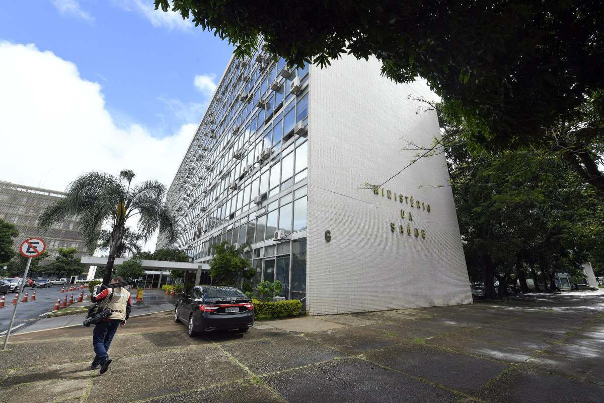 Atraso em repasses do Minist&eacute;rio da Sa&uacute;de p&otilde;e Fiocruz e terceirizadas em estado de alerta