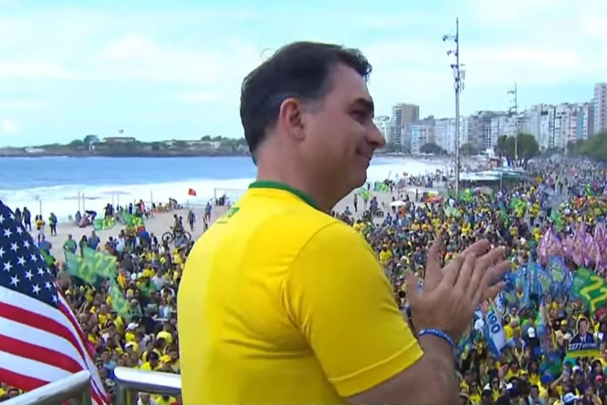Fl&aacute;vio Bolsonaro inicia campanha no Rio com discurso sobre seguran&ccedil;a