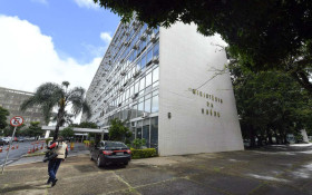 Atraso em repasses do Minist&eacute;rio da Sa&uacute;de p&otilde;e Fiocruz e terceirizadas em estado de alerta