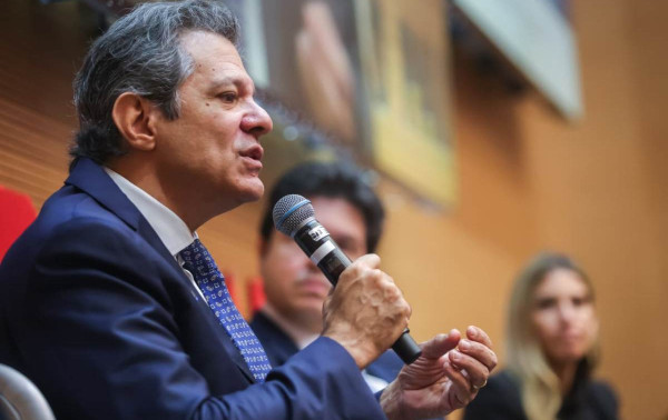 C&acirc;meras de seguran&ccedil;a contradizem relato de motorista de Haddad