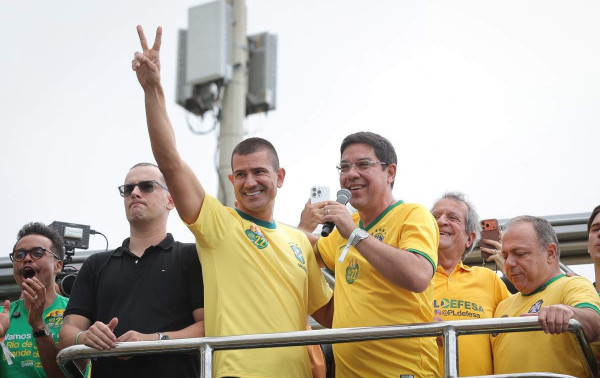Douglas inicia campanha eleitoral nas Ruas da orla de Copacabana