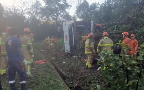 &Ocirc;nibus tomba na BR‑040 em Petr&oacute;polis e deixa ao menos 10 mortos