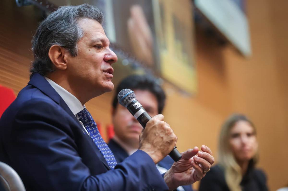 C&acirc;meras de seguran&ccedil;a contradizem relato de motorista de Haddad
