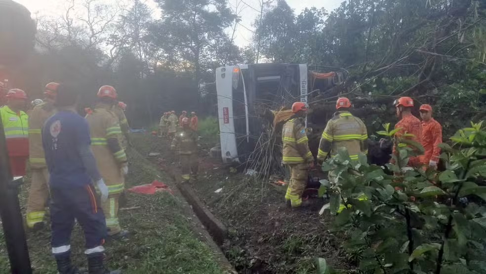 &Ocirc;nibus tomba na BR‑040 em Petr&oacute;polis e deixa ao menos 10 mortos