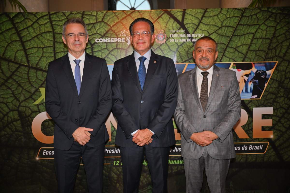 Da esquerda para a direita: o presidente do Consepre e do Tribunal de Justiça do Ceará (TJCE), desembargador Heráclito Vieira de Souza Neto; o corregedor nacional de Justiça e ministro do Superior Tribunal de Justiça (STJ), Mauro Campbell Marques, e o presidente do TJAM, desembargador Jomar Ricardo Saunders Fernandes