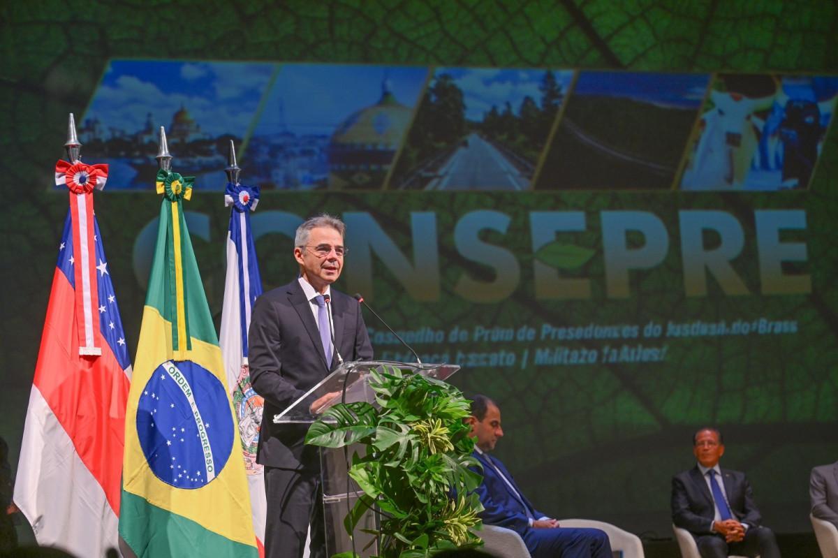 O presidente do Consepre e do Tribunal de Justiça do Ceará (TJCE), desembargador Heráclito Vieira de Souza Neto, durante abertura do evento no Teatro Amazonas