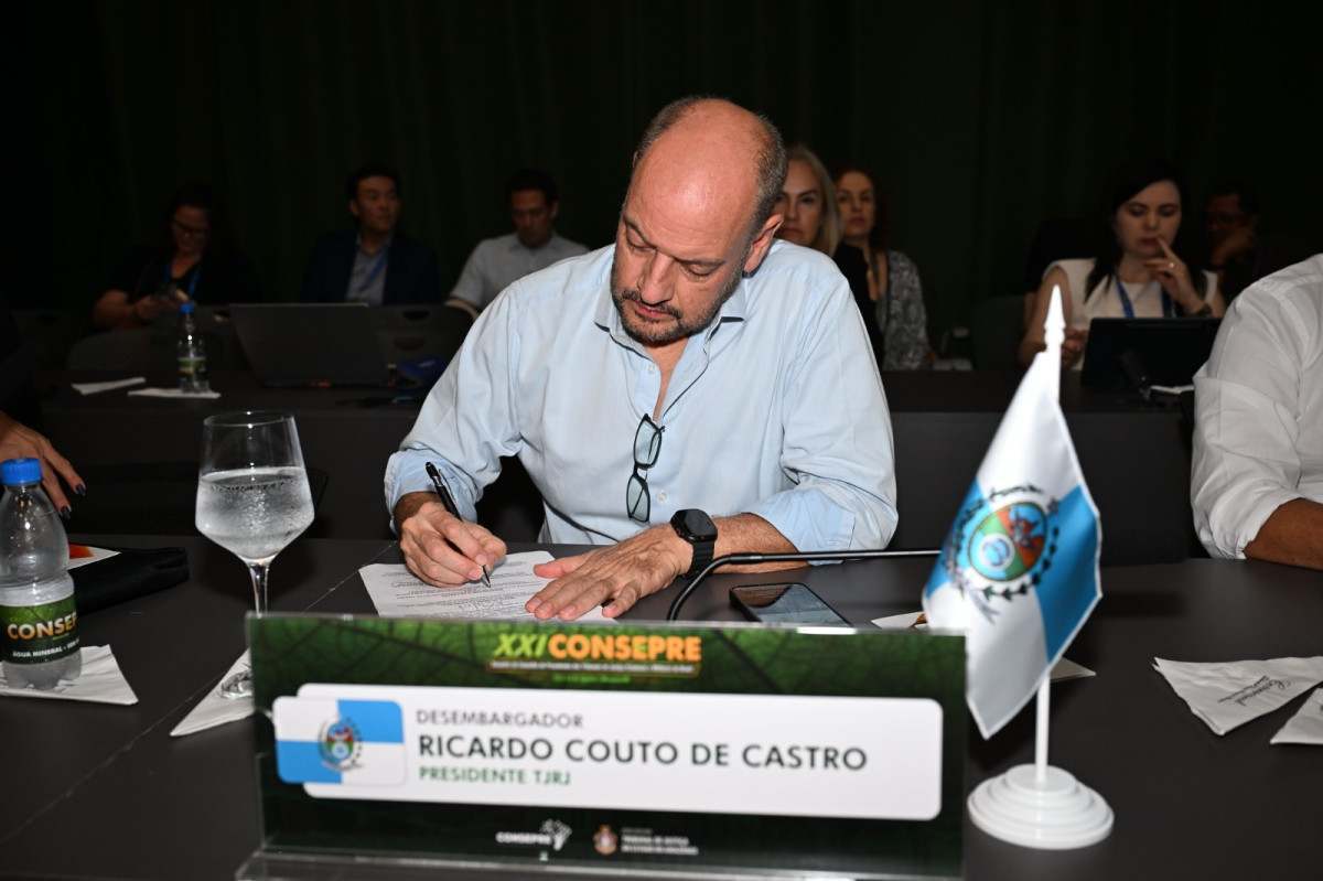 Presidente do TJRJ e governador interino, desembargador Ricardo Couto de Castro, durante assinatura da Carta de Manaus