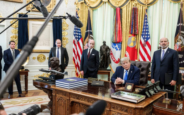 Trump amea&ccedil;a atacar Om&atilde; se tentar negocia&ccedil;&otilde;es com o Ir&atilde;