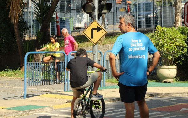 Emdec lan&ccedil;a parceria para ensinar pessoas de todas as idades a pedalar