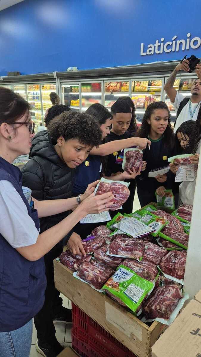 Alunos de Pira&iacute; conhecem rotina da Vigil&acirc;ncia Sanit&aacute;ria