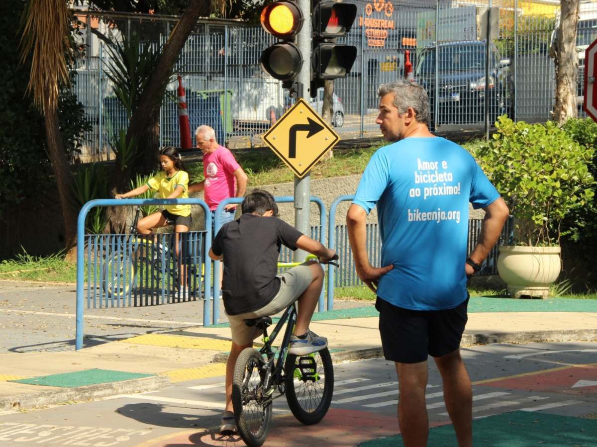 Emdec lan&ccedil;a parceria para ensinar pessoas de todas as idades a pedalar