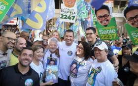 Douglas faz caminhada pelas Ruas da Tijuca e de Vila Isabel