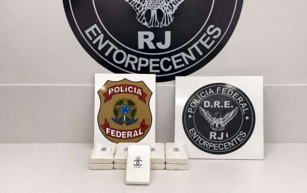 PF prende motorista com 9,8 kg de coca&iacute;na escondidos em caminh&atilde;o