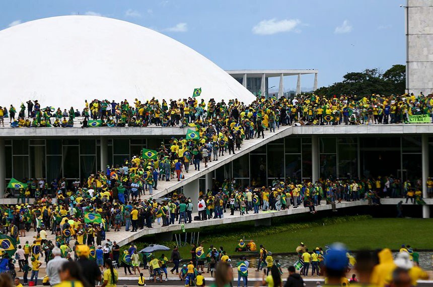 Projeto prop&otilde;e anistia a servidores do 8/1