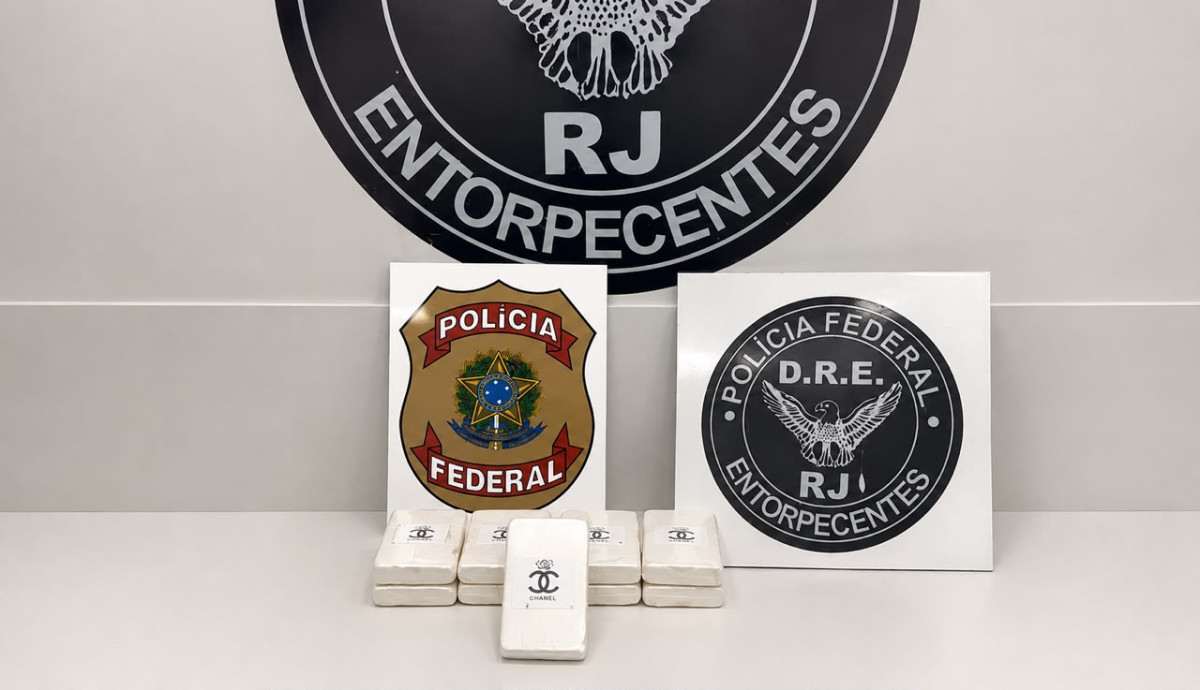 PF prende motorista com 9,8 kg de coca&iacute;na escondidos em caminh&atilde;o