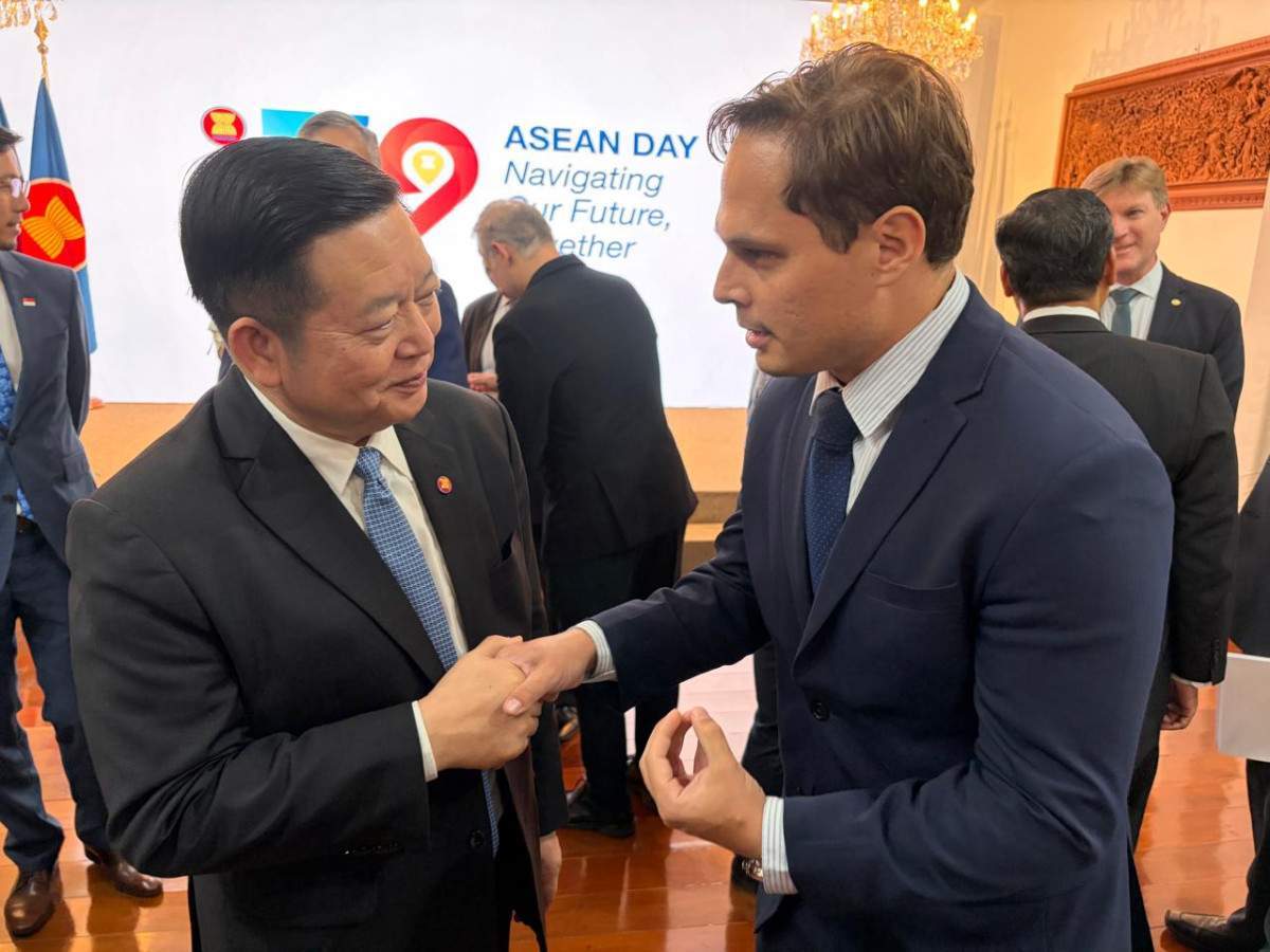 O secretário-geral da ASEAN, Kao Kim Hour, durante cumprimentos ao vice-presidente do Correio da Manhã, Paulo Cappelli
