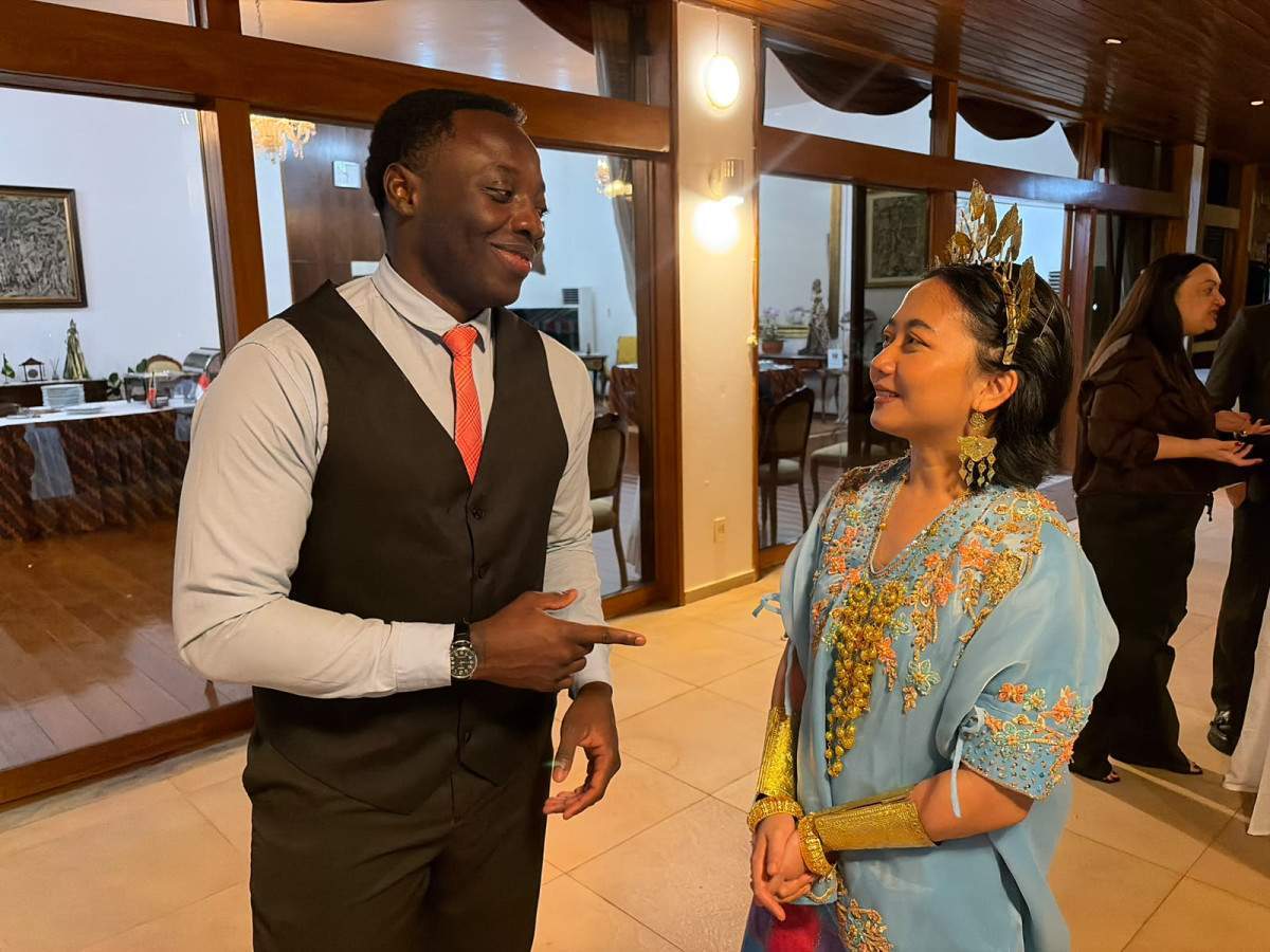Dan Maloba, assessor da Embaixada do Congo, com Megan Pinilih, assessora da Embaixada da Indonésia