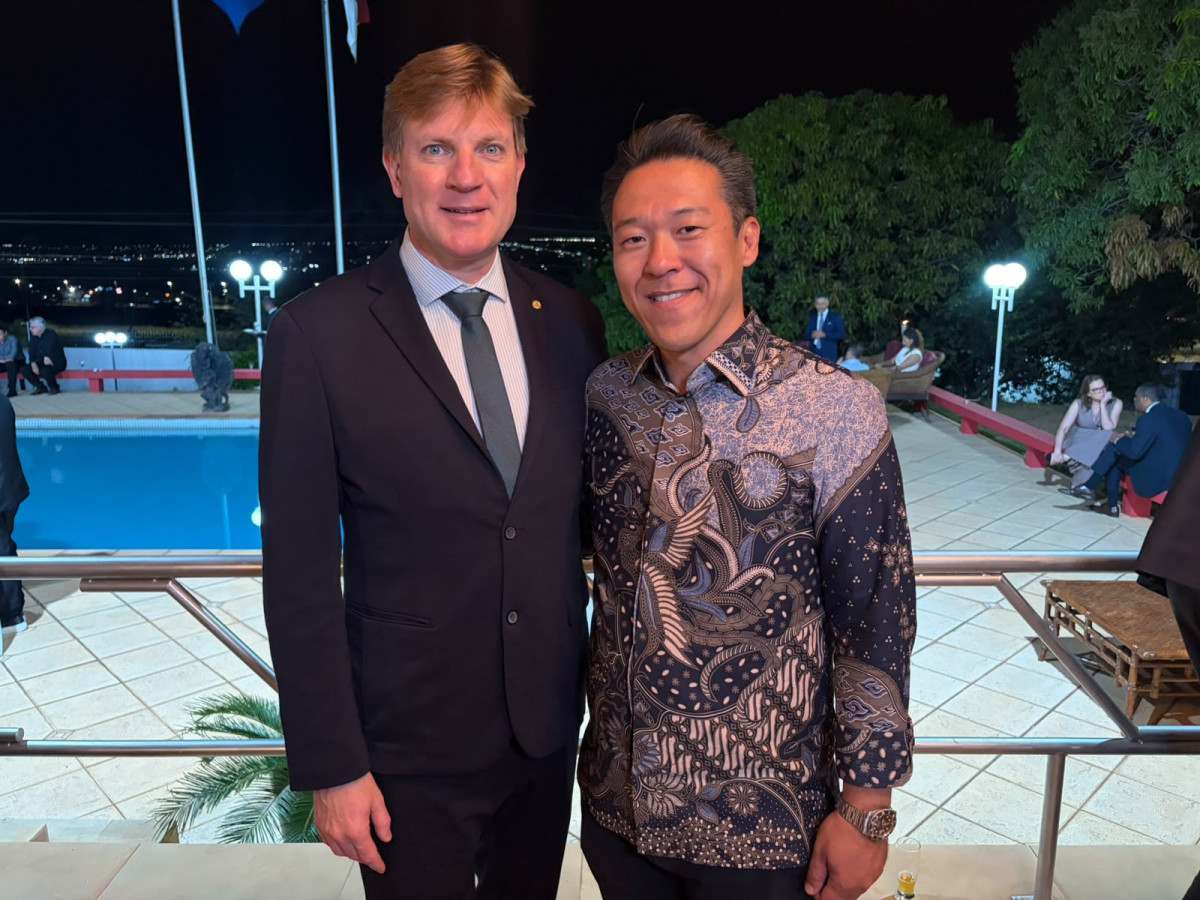 O Secretário-Geral da Frente Parlamentar Asean - Brasil,  Alex Kawano, com o deputado federal Nelsinho Padovani (União-PR)