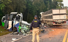 Acidente entre micro‑&ocirc;nibus e carreta deixa 23 mortos no Paran&aacute;