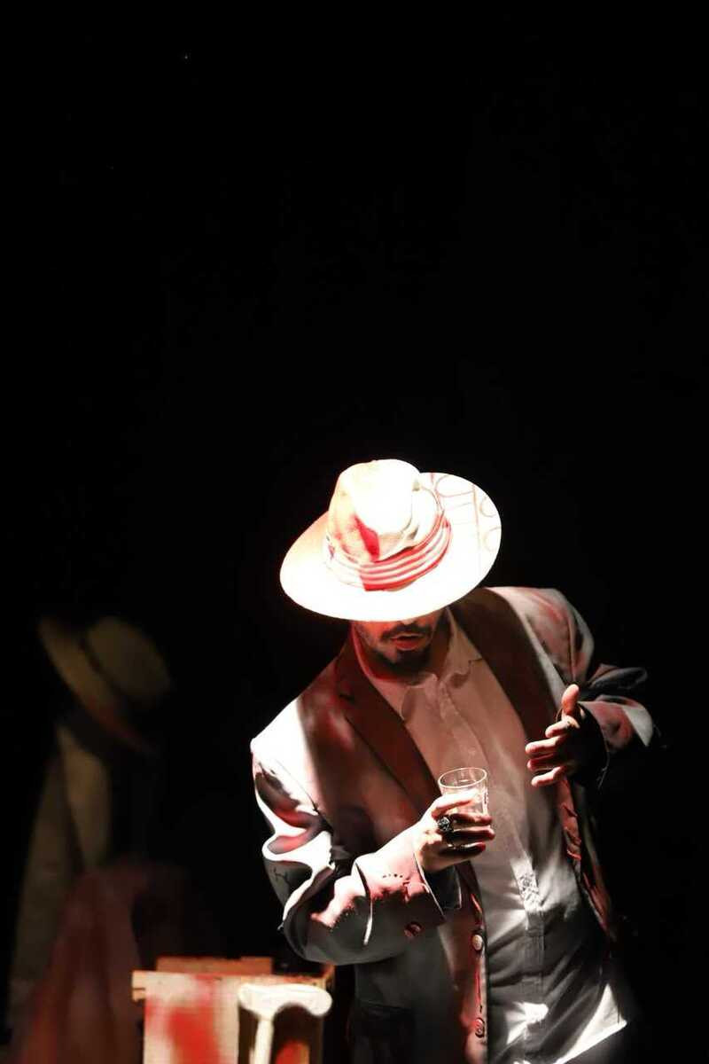 E a sarjeta sobe ao palco