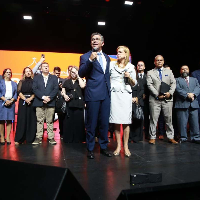 Ao lado de Ana Tereza Basilio, o ex-presidente e membro honorário vitalício da OAB-RJ, Luciano Bandeira