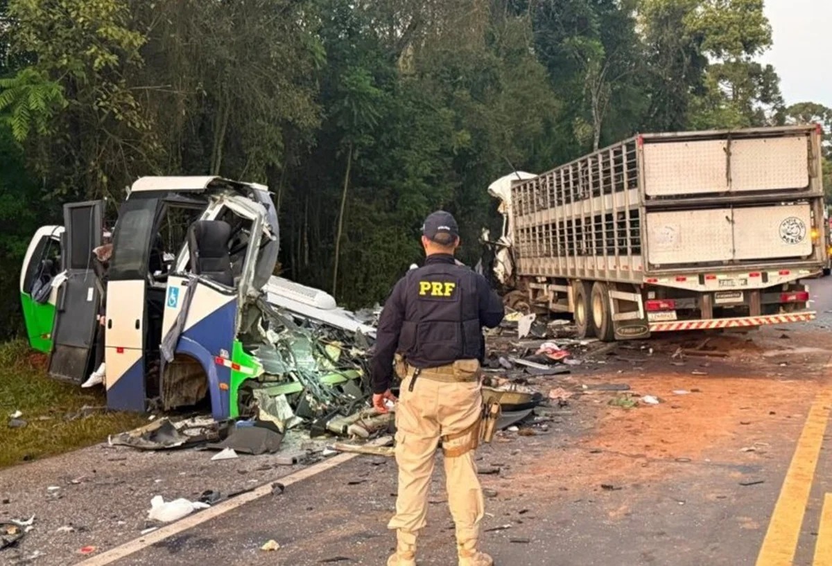 Acidente entre micro‑&ocirc;nibus e carreta deixa 22 mortos no Paran&aacute;