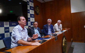Na ACRJ, Paes afirma que tratar&aacute; com rigor o roubo de cargas no estado