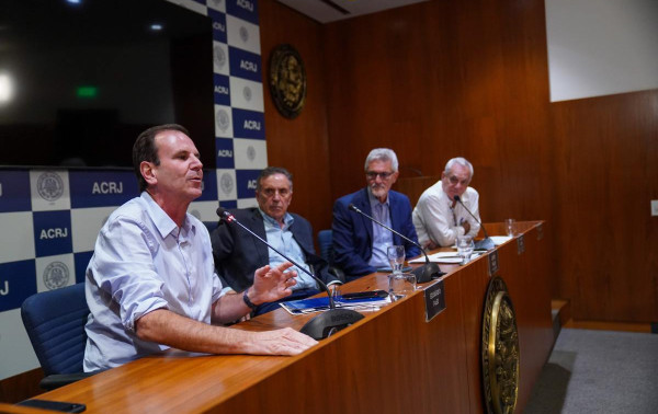 Na ACRJ, Paes afirma que tratar&aacute; com rigor o roubo de cargas no estado