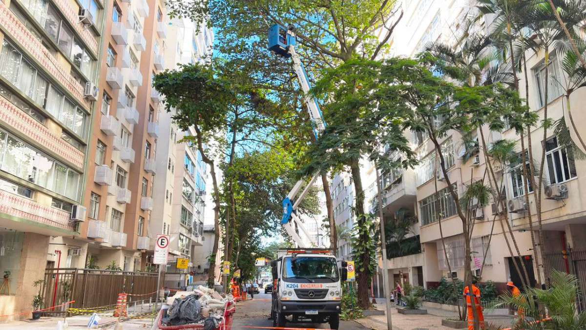 Corredores de Excel&ecirc;ncia avan&ccedil;am pela Rua Hil&aacute;rio de Gouveia, em Copacabana
