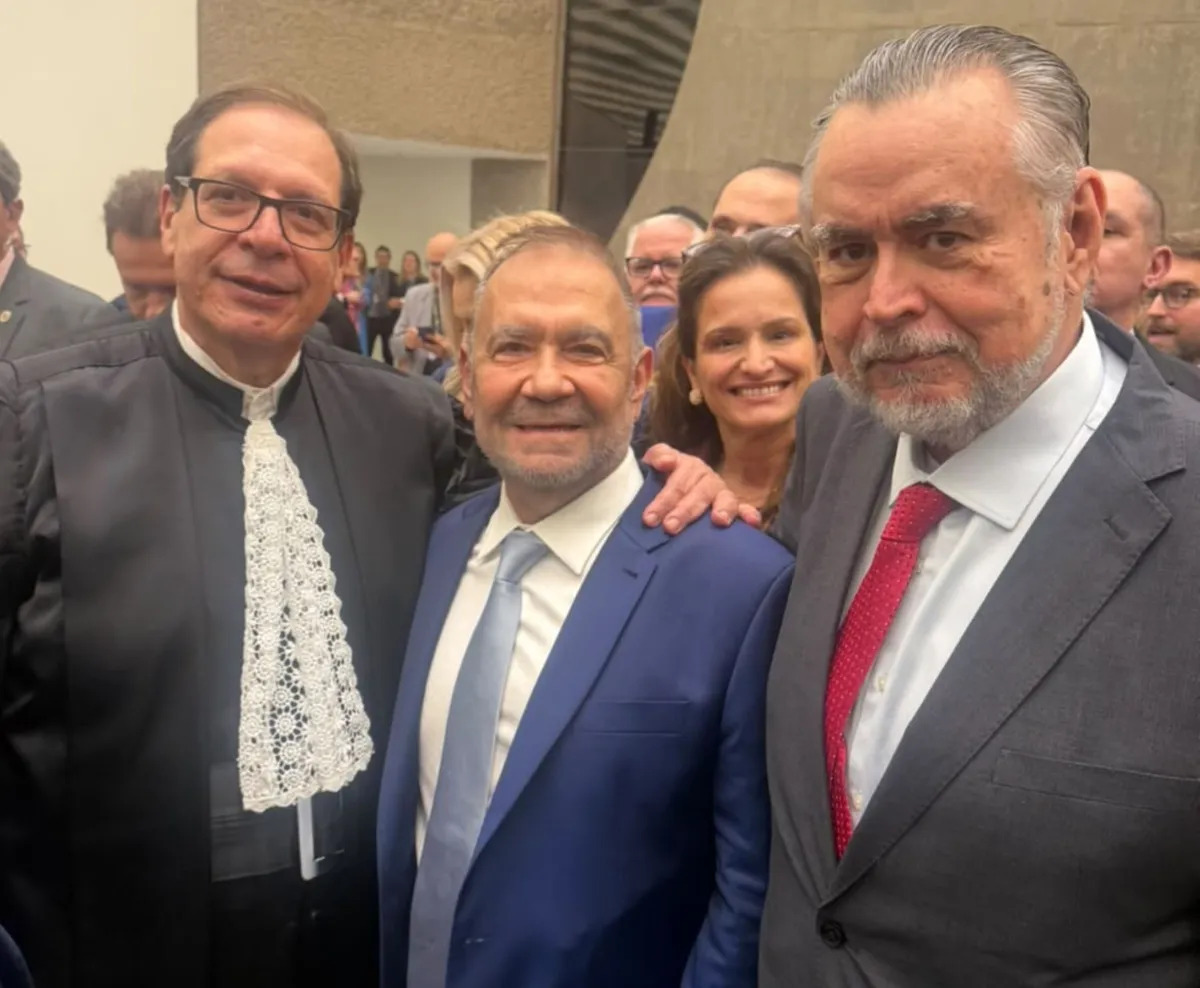 O anfitrião da noite, ministro Luis Felipe Salomão, com os jornalistas Ricardo Bruno e Cláudio Magnavita