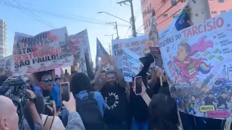 Protesto contra Tarc&iacute;sio marca chegada de Fl&aacute;vio Bolsonaro em SP