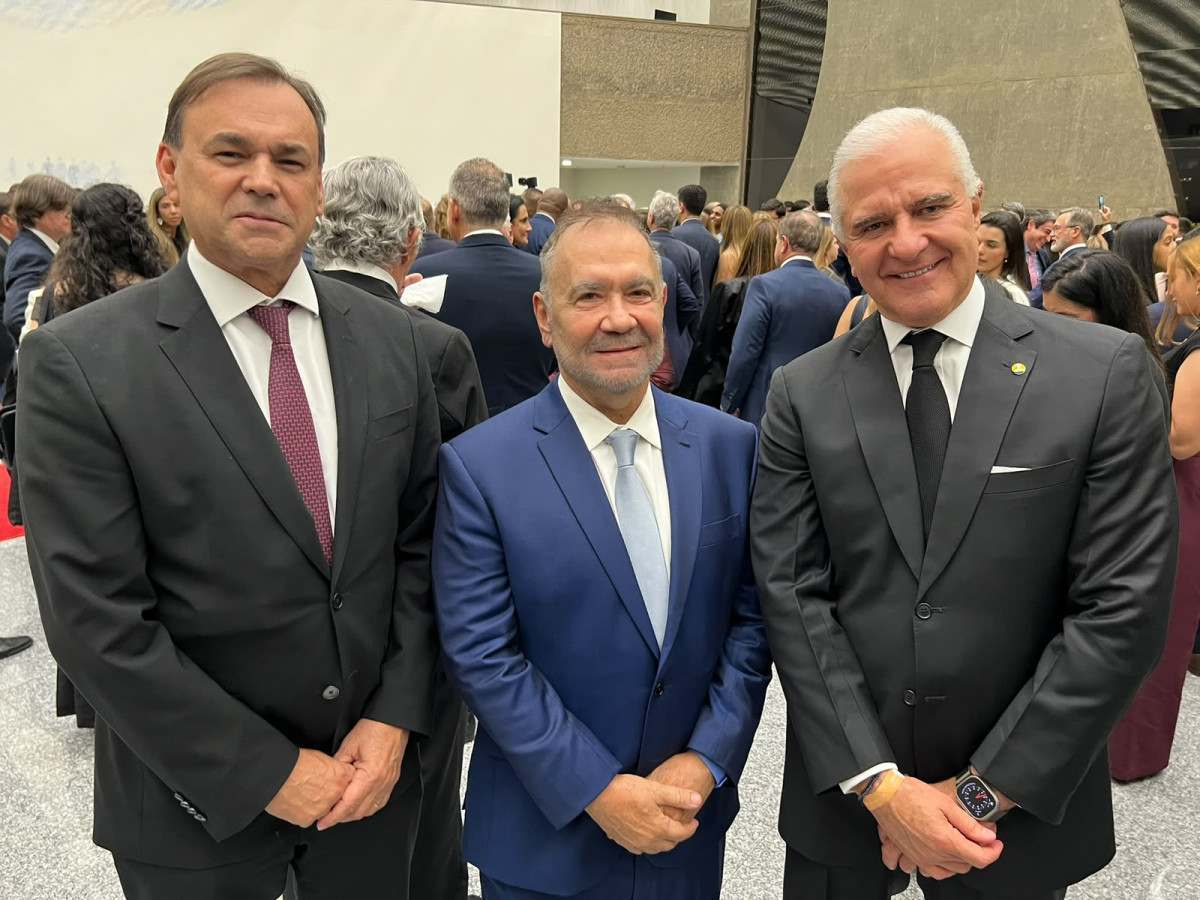 O jornalista Ricardo Bruno, da Agenda do Poder, ladeado pelo desembargador do TJRJ, Elton Leme, e pelo deputado federal Julio Lopes