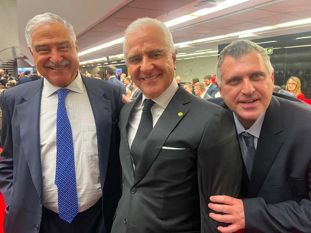 O deputado Julio Lopes com Johnny Saad (e), presidente da Band, e o advogado Ary Bergher (d) durante a solenidade de posse no STJ